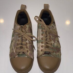 Altama Maritime Assault Low boots in a MultiCam camouflage pattern. Size 9.5W